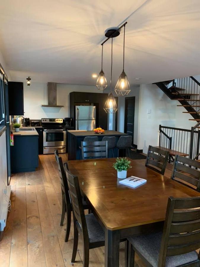 Saint-David-de-Falardeau Le Chalet Du Valiヴィラ エクステリア 写真